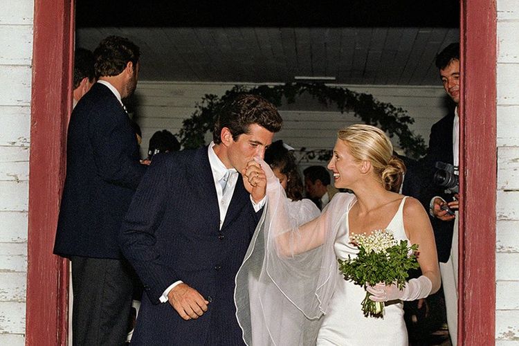 Kisah Cinta John F. Kennedy Jr. dan Carolyn Bessette yang Berakhir Tragis