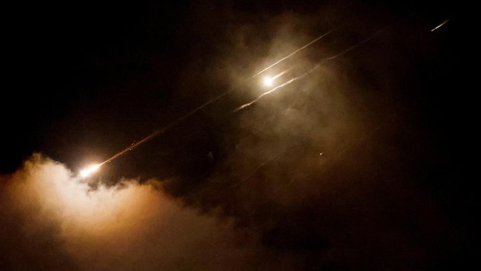 Iran Luncurkan Serangan Rudal ke Israel dan Basis Militer AS di Negara Teluk