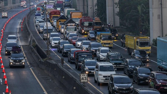 Contraflow Tol Japek Diperluas Menjadi 3 Lajur untuk Atasi Macet