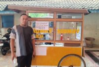 Pedagang Siomay Tempuh Mudik Jalan Kaki Sambil Dorong Gerobak dari Cilacap ke Pemalang