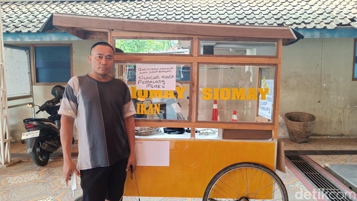 Pedagang Siomay Tempuh Mudik Jalan Kaki Sambil Dorong Gerobak dari Cilacap ke Pemalang