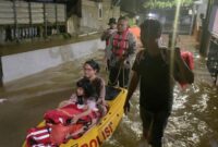 Brimob Polda Metro Evakuasi Warga Terdampak Banjir 1,5 Meter di Ciracas Brimob Polda Metro Evakuasi Warga Terdampak Banjir 1,5 Meter di Ciracas