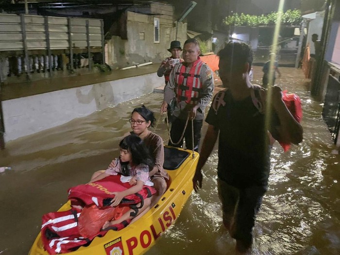 Brimob Polda Metro Evakuasi Warga Terdampak Banjir 1,5 Meter di Ciracas