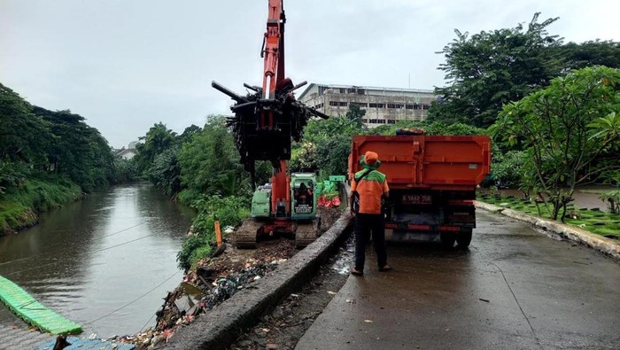 DLH DKI Beri Klarifikasi Soal Viral Mobil Sampah di TPU Tanah Kusir: Bukan Dibuang ke Sungai