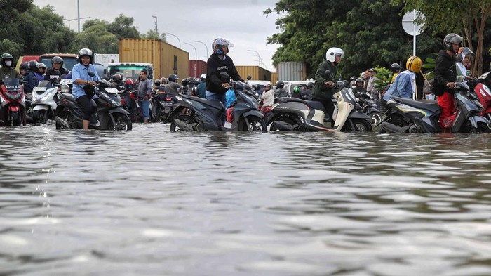 46 RT di Jakarta Masih Terendam Banjir, Air Capai 80 Cm Pagi Ini