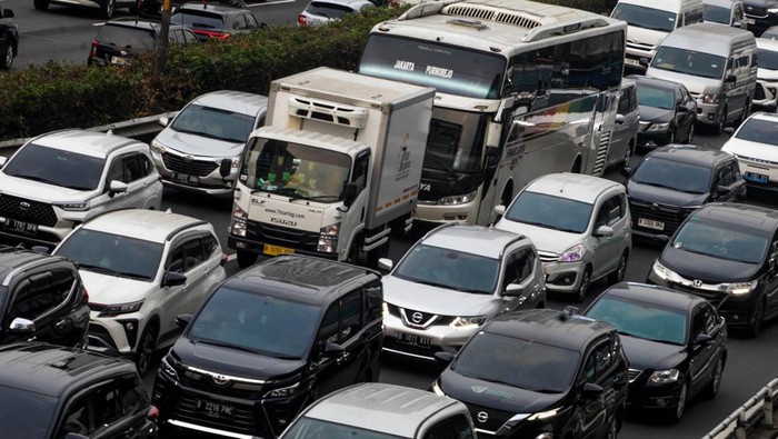 Tol Jakarta-Cikampek Arah Cikampek Berlakukan Contraflow, Rest Area KM 57 Ditutup Sementara