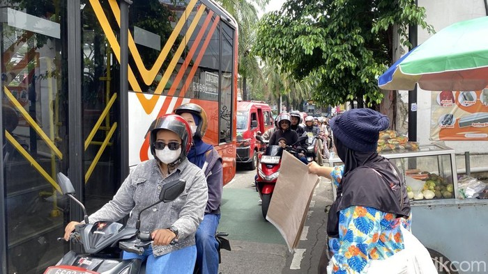 Ragunan Tetap Dipadati Pengunjung pada H+3 Lebaran, Akses Masuk Alami Kepadatan