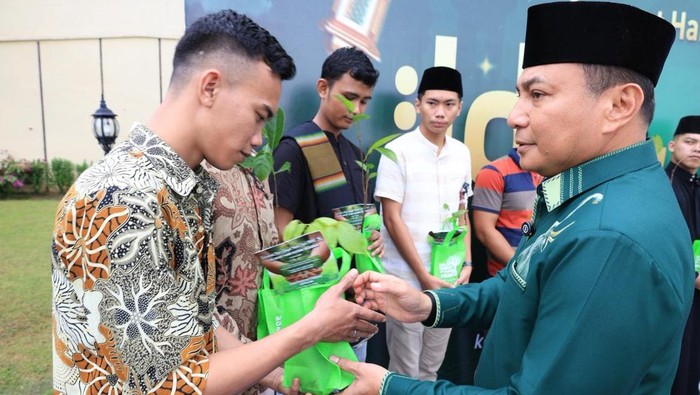 Polda Riau Bagikan Bibit Pohon sebagai THR untuk Rayakan Lebaran dan Hari Hutan