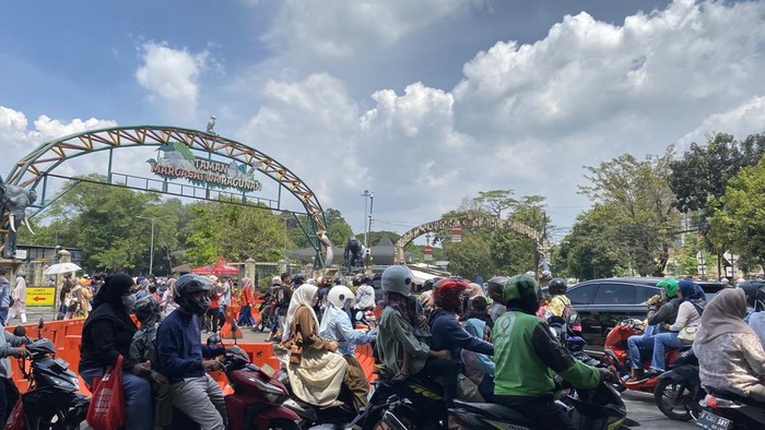 Ragunan Ramai Pengunjung di H+1 Lebaran, Jalan Menuju Taman Macet