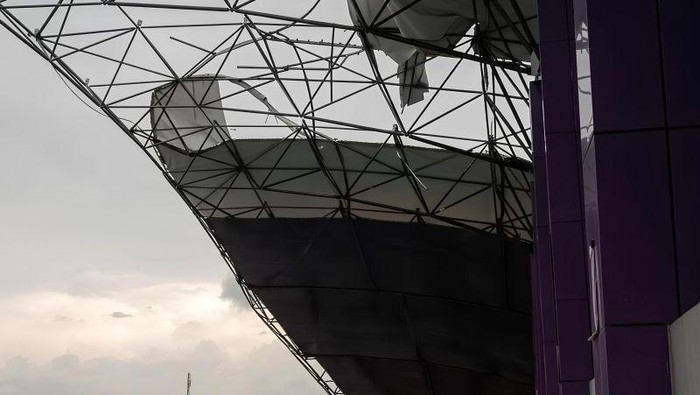 Angin Puting Beliung Bikin Atap Stadion Rusak-Pohon Tumbang di Tangerang