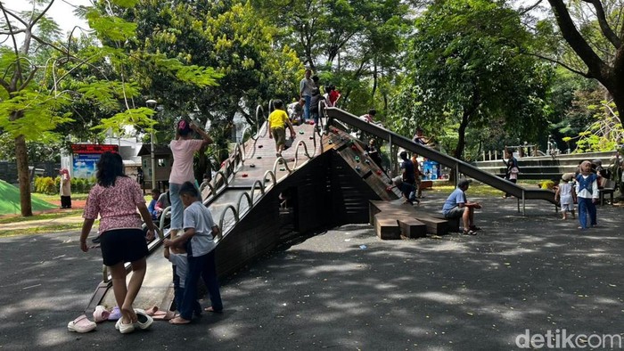 Warga Jakarta Timur Nikmati Libur Lebaran di Tebet Eco Park: Anak Bermain, Orang Tua Bersantai