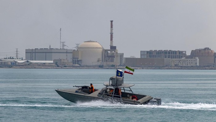 Iran Ancam Tutup Selat Hormuz Sepenuhnya Jika AS Serang Infrastruktur Listrik