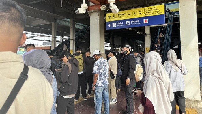 Stasiun Bekasi Kembali Dipadati Penumpang di Senin Pertama Usai Libur Lebaran