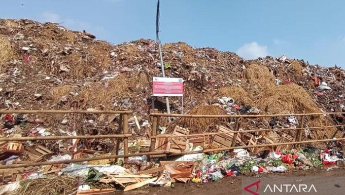 20 Truk Diterjunkan Selama 3 Hari untuk Atasi Penumpukan Sampah di Pasar Kramat Jati