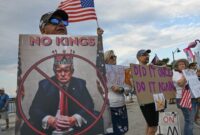 Pendukung Trump Bersitegang dengan Demonstran ‘No Kings’ di Florida, AS Pendukung Trump Bersitegang dengan Demonstran ‘No Kings’ di Florida, AS