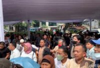 Warga Antusias Hadiri Open House Istana, Ingin Bertemu Prabowo hingga Dapat Sembako Warga Antusias Hadiri Open House Istana, Ingin Bertemu Prabowo hingga Dapat Sembako