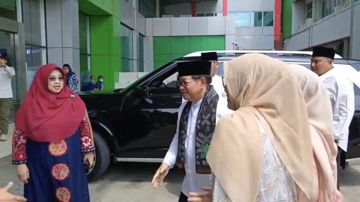 Pramono Jenguk Siswa Diduga Keracunan Makanan di RS Duren Sawit