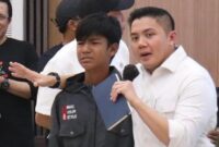 Tangis Al di Pelukan Seskab Teddy: “Saya Ingin Sekolah, Pak!”