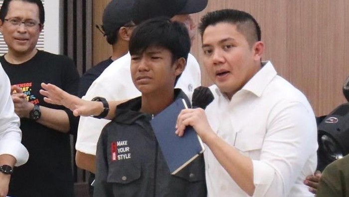 Tangis Al di Pelukan Seskab Teddy: “Saya Ingin Sekolah, Pak!”