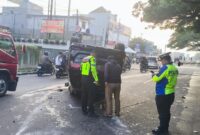 Pengemudi Diduga Alami Microsleep, Fortuner Terguling di Cibubur