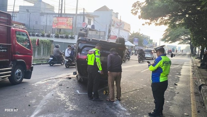 Pengemudi Diduga Alami Microsleep, Fortuner Terguling di Cibubur