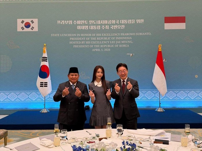 Momen Prabowo Kompak Pose Finger Heart Bareng Carmen Hearts2Hearts